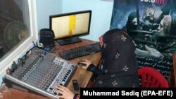 تصویر آرشیف: یکی از گوینده گان برنامه های یک رادیوی محلی در جنوب افغانستان 