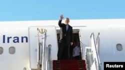 Iranski predsjednik maše prije polaska za New York, na aerodromu Mehrabad u Teheranu, 22. septembra.