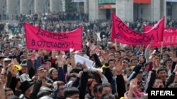 Акция протеста против действующего режима власти в центре Бишкека. 24 марта 2005 года.