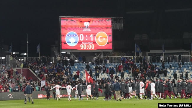 Lojtarët e Turqisë festojnë kualifikimin në Kupën e Botës 2026, pasi e mposhtën Kosovën në Prishtinë.