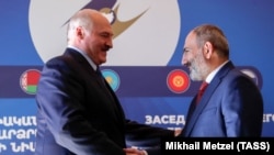 Belarusian President Alyaksandr Lukashenka (L) is welcomed by Armenia's Prime Minister Nikol Pashinian ahead of a meeting of the Supreme Eurasian Economic Council in Yerevan, October 1, 2019