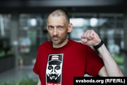 Сяргей Ціханоўскі ў віленскім офісе Свабоды пасьля вызваленьня, ліпень 2025