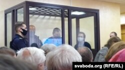 Суд у Горадні ў «справе Ціханоўскага». Падсудныя Ўладзімер Кніга, Яўген Разьнічэнка, Зьміцер Фурманаў. 17 траўня 2021