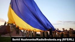 На фото: український прапор розміром 16 на 24 метри розгортають у Києві до Дня Державного прапора України