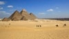 نمایی از اهرام سه‌گانه در جیزهٔ مصر