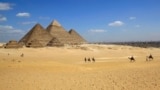 نمایی از اهرام سه‌گانه در جیزهٔ مصر