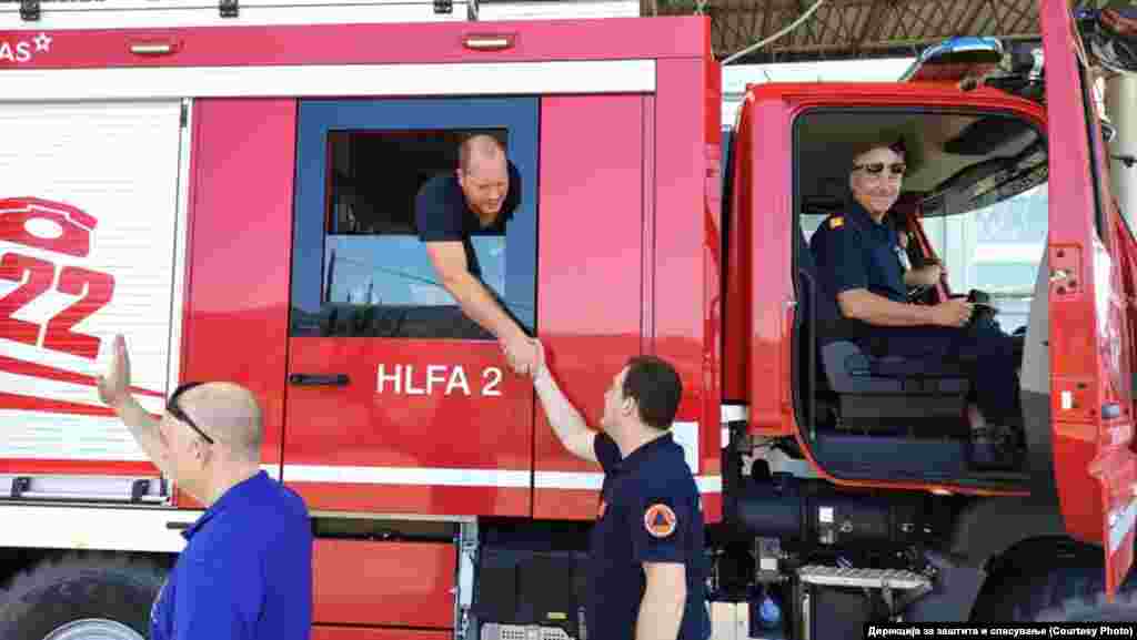 МАКЕДОНИЈА - Пожарникар од австрискиот камп стациониран кај Пехчево утрово се повредил и во моментов се наоѓа на скопска клиника каде му се укажува помош.