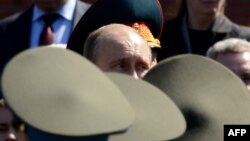 Vladimir Putin înconjurat de generali.