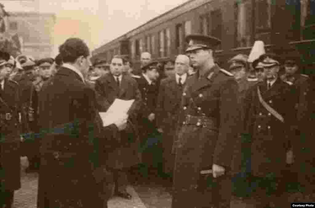 Arhivele Naționale. Cluj, 13 martie 1945. Regele Mihai sosește în Transilvania de Nord. Deși teritoriul fusese eliberat de armata română încă din 25 octombrie 1945, România nu și-a putut intra în drepturi din cauza ocupației sovietice. La circa o săptămână de la instalarea guvernului pro-comunist Petru Groza, sovieticii au predat administrarea Transilvaniei de Nord către guvernul de la București.&nbsp;