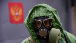 Российский военный в защитном снаряжении.