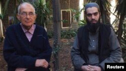 Yezuit keşişi Frans van der Lugt (sol) 