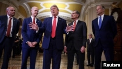 Predsednik SAD Donald Tramp se obraća novinarima pored američkih senatora na Kapitol Hilu u Vašingtonu, 24. juna.
