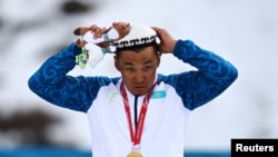 Ербол Хамитов на церемонии награждения после победы на Паралимпиаде. 13 марта 2026 года