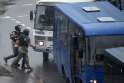 Арест еще одного манифестанта на улице в Минске. 29 ноября