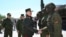Președintele din Belarus, Al. Lukașenko (centru), salută participanții la manevrele militare comune cu Rusia, pe 21 mai 2026.  