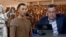 Коллаж. Ширинбек Абдурахманов президент Садыр Жапаровго Жалал-Абаддагы эл менен жолугушуусунда кайрылган.
