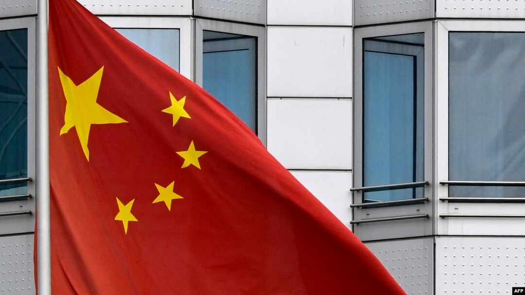 Steagul Chinei în fața ambasadei chineze din Berlin. Fotografie de arhivă. 