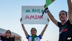 Երիտասարդ իրանցիների Ուելս-Իրան խաղին եկել են «Մահսա Ամինի» գրությամբ պաստառով, Ալ Ռայան, Քաթար, 25 նոյեմբերի, 2022թ. 