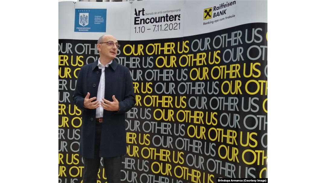 Ovidiu Șandor, președintele Fundației Art Encounters la conferința de presă în aer liber