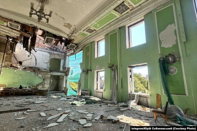 Зруйнована російськими авіаударами будівля Херсонської ОВА, серпень 2025 року