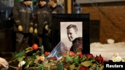 Ljudi polažu cvijeće na grob ruskog opozicionog političara Alekseja Navaljnog nakon njegove sahrane na Borisovskom groblju u Moskvi, Rusija, 1. marta 2024. 