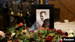 Ljudi polažu cvijeće na grob ruskog opozicionog političara Alekseja Navaljnog nakon njegove sahrane na groblju Borisovskoje u Moskvi, Rusija, 1. marta 2024.