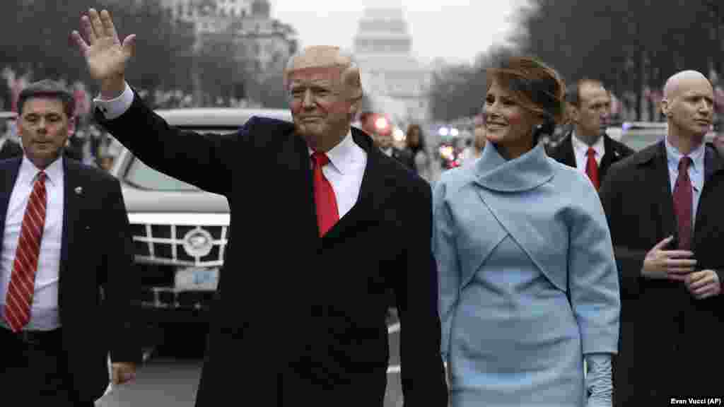 Predsjednik Donald Trump i prva dama Melania Trump prisustvuju inauguracijskoj paradi duž Avenije Pennsylvania 20. januara 2017. godine.