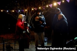 Мешканці будинку, постраждалого внаслідок російської атаки на Київ, 14 листопада 2025 ркоу