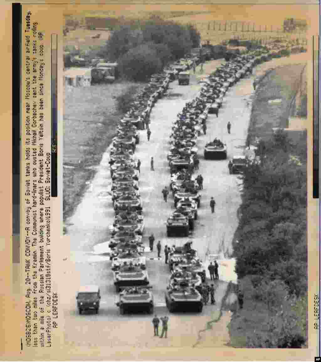 A column of Soviet tanks in Moscow on August 20 was commanded by officers who backed the Kremlin coup leaders.&nbsp;