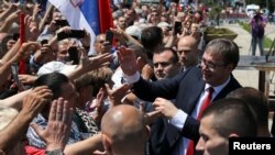 Aleksandar Vučić pozdravlja okupljenje nakon preuzimanja dužnosti predsjednika Srbije.