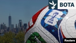 Topi zyrtar i Kupës së Botës 2026 në një zonë tifozësh në Nju Jork, SHBA, prill 2026.