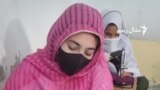 سوات کې یوه مېرمن ښځو ته وړیا لاسي هنرونه ورزده کوي