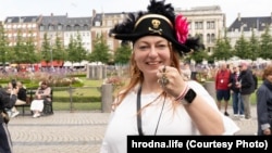 Марыя Грыц з рэплікай крыжа. 22 жніўня. Капэнгаген. Фота hrodna.life