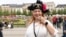 Марыя Грыц з рэплікай крыжа. 22 жніўня. Капэнгаген. Фота hrodna.life