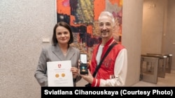 Сьвятлана Ціханоўская і беларускі сьпявак і журналіст у ЗША Данчык (Багдан Андрусышын). Нью-Ёрк, 21 верасьня 2026 году