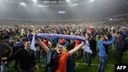 Прихильники «Дніпра» тріумфують після виходу своєї команди до фіналу Ліги Європи, НСК «Олімпійський», Київ, 14 травня 2015 року