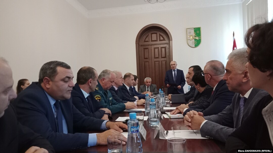 Большинство министров осталось на прежних местах, произошла незначительная реорганизация кабмина – какие-то ведомства объединили, какие-то понизили в статусе