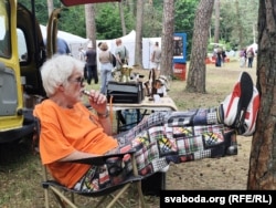 Барыста Сяргей адпачывае паміж абслугоўваньнем кліентаў