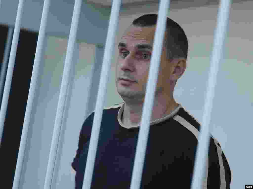 Украинский режиссер Олег Сенцов, задержанный в Крыму по подозрению в подготовке терактов, во время рассмотрения вопроса о продлении ареста в Лефортовском районном суде, 7 июля 2014 года