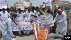 Август аенда Пакстанның Мултан шәһәрендә демонстрациячеләр АКШ әләмен яндыра