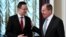 Szergej Lavrov orosz külügyminiszter 2017. január 23-án köszönti magyar kollégáját, Szijjártó Pétert Moszkvában