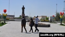 Uzbekistan - Alisher Navoiy monument in Navoiy city, 20Apr2012