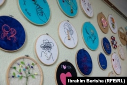 Neki od brojnih radova žena koje su preživjele nasilje, izloženih na zidovima sigurne kuće.