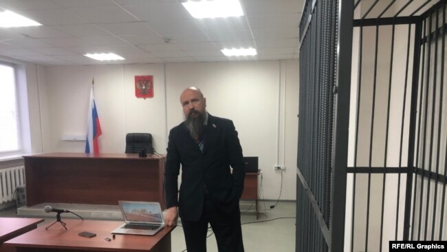 Эдуард Шмонин в Сургутском городском суде. По его словам, после пыток в СИЗО, он решил не брить бороду чтобы напоминала ему о том, как несправедливо с ним поступили.