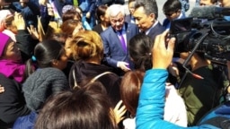 К многодетным матерям вышли глава Минтруда Бердибек Сапарбаев и аким Нур-Султана Бахыт Султанов. Нур-Султан, 16 мая 2019 года.