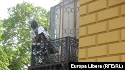 Emilian Galaicu-Paun la Pecs în fața statuii lui Liszt