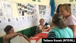 Виборці отримують бюлетені на дільниці у Верхній Вільховій