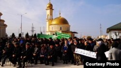 Накал напряжения ослабевает, но не утихает боль в сердцах тех, кто пережил эту трагедию. Траурный митинг всего лишь повод собраться вместе, вспомнить тех, кто был убит, пропал без вести, помянуть их в своих молитвах