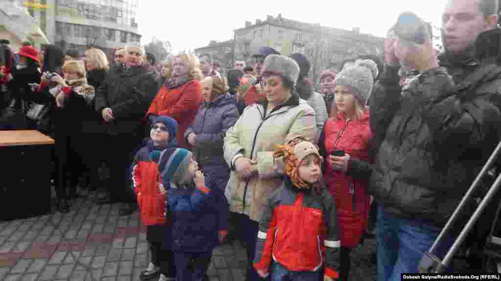 На церемонію складення присяги прийшли родичі полісменів, представники обласної і міської влади, журналісти