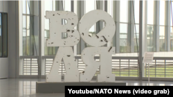 У штаб-квартирі НАТО розмістили слово «Воля» з обстріляних літер з назви села в Херсонській області. Брюссель, Бельгія, 24 лютого 2026 року